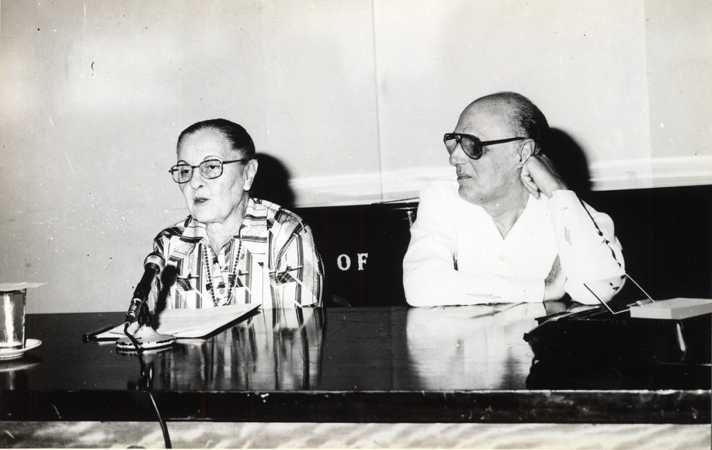 Foto de Conchita Fernández pronuncia conferencia “En memoria de Fernando Ortiz”. Le acompaña el director de la BNJM doctor Julio Le Riverend. 4 de julio de 1981. Colección de fotografías BNJM.